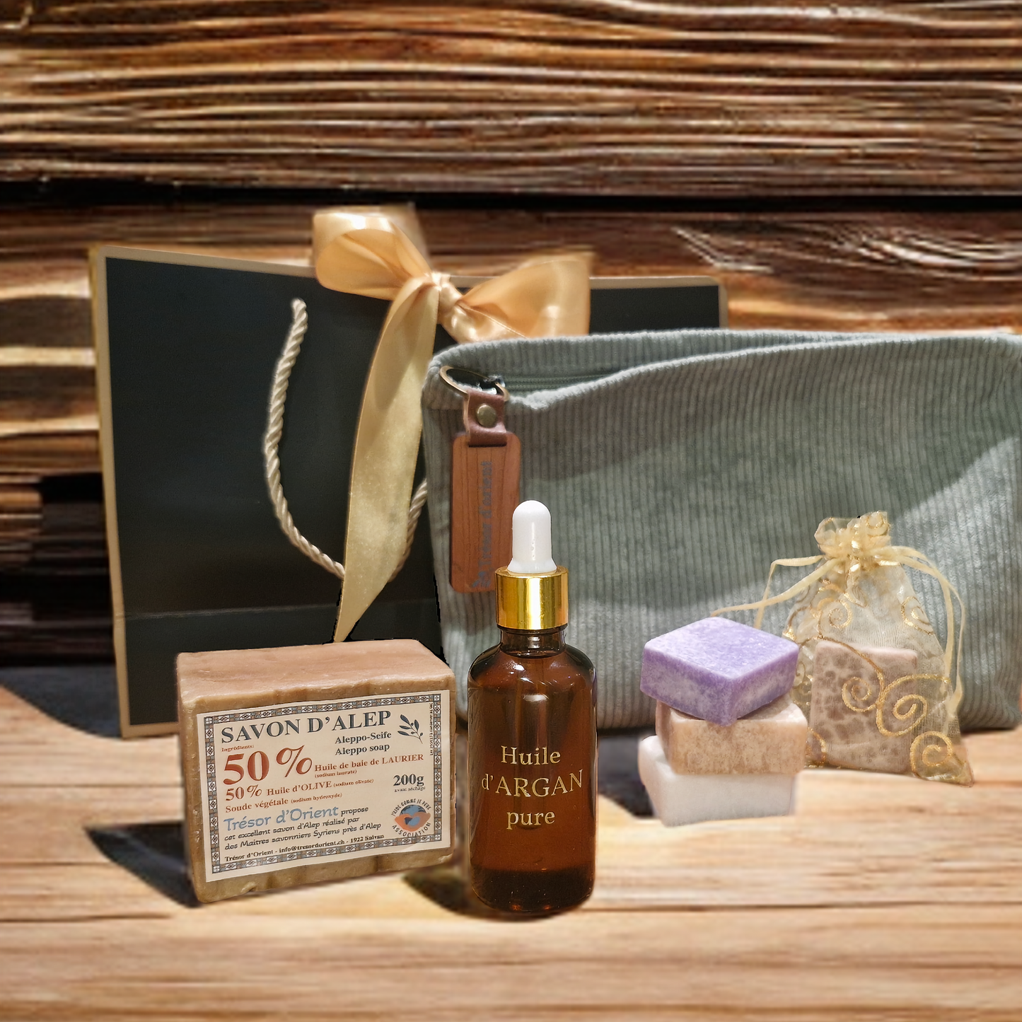 Trousse de toilette avec savon d'Alep, carrés d 'ambre, huile d'argan et une surprise. Le tout emballé dans un paquet cadeau réutilisable, avec transport gratuit.