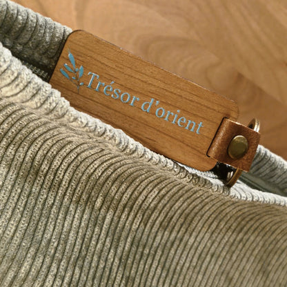 Tirette de fermeture en bois et cuir – détail de la trousse Trésor d’Orient